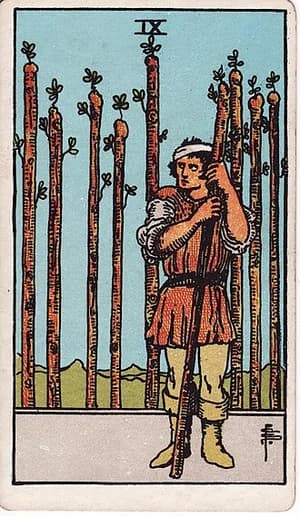Devítka holí — tarot karta Rider-Waite-Smith (Nine of Wands)